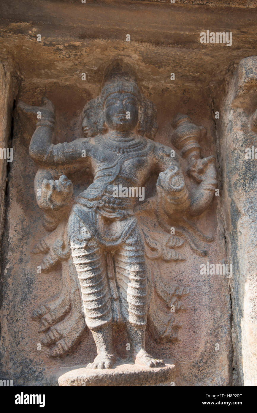 Brahma, Dio creatore, terza nicchia a base di agra-mandapa, Tempio Airavatesvara, Darasuram, Tamil Nadu, India. Foto Stock