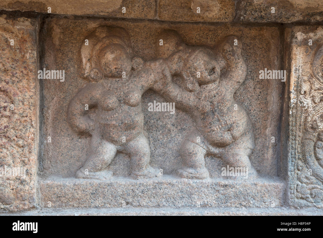 Raffigurante controversia tra marito e moglie, base di mandapa, Airavatesvara tempio complesso, Darasuram, Tamil Nadu, India. Foto Stock