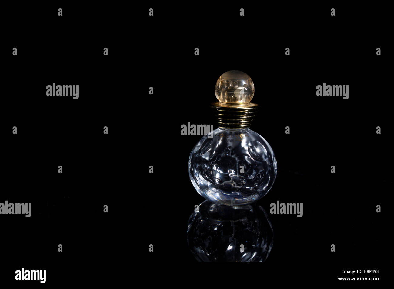 Studio fotografato elegante, vetro bottiglia di profumo Foto Stock