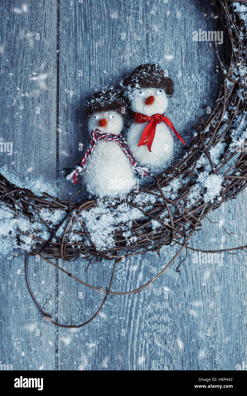 Close up di festosa ghirlanda invernale con pupazzi di neve decorazione Foto Stock