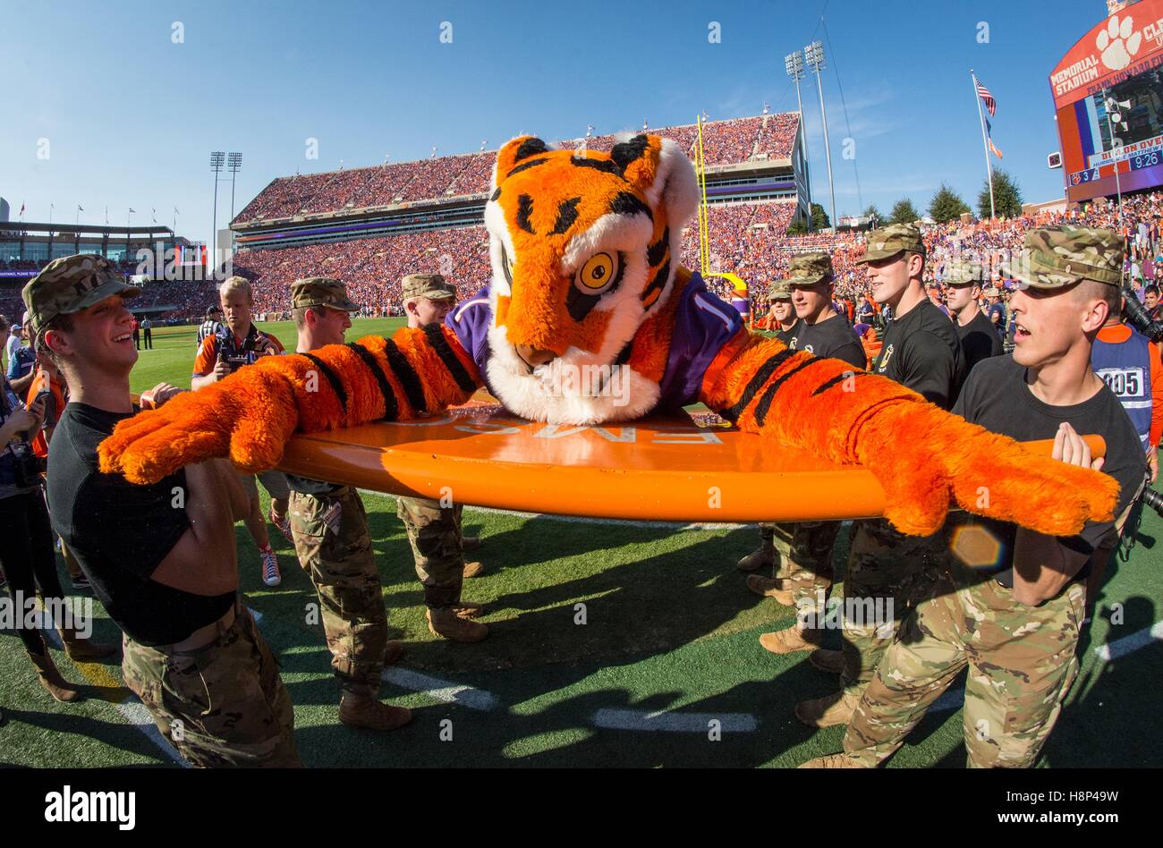 Università di Clemson riserva la formazione di ufficiali Corps cadetti tenere sollevata la Clemson Tiger mascot in modo che possa fare push-up per celebrare Clemson segnando un touchdown durante il militare apprezzamento partita contro la Syracuse University presso la Clemson Memorial Stadium Novembre 5, 2016 in Clemson, Carolina del Sud. Foto Stock