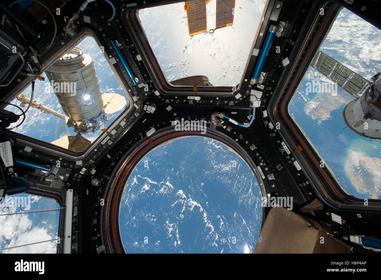 L'orbitale ATK Cygnus cargo craft (sinistra) è visto dalla Stazione Spaziale Internazionale modulo Cupola windows Ottobre 23, 2016 in orbita intorno alla terra. Foto Stock