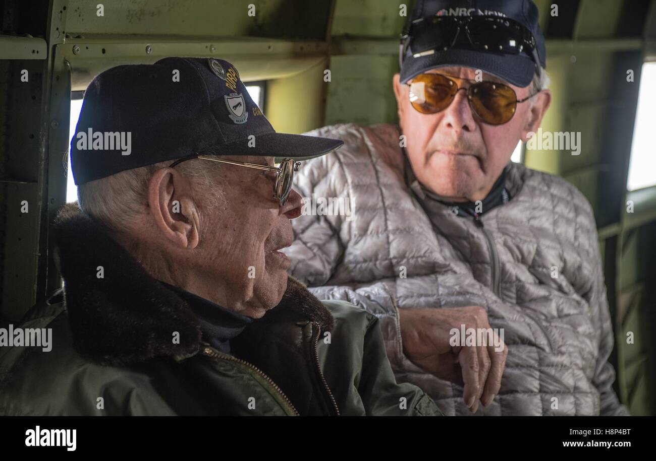 Reporter Tom Brokaw (destra) interviste II Guerra Mondiale veterano Leslie brocca durante un volo interno a C-47 Skytrain aerei che hanno volato durante il D-Day Giugno 5, 2014 in Normandia, Francia. Foto Stock