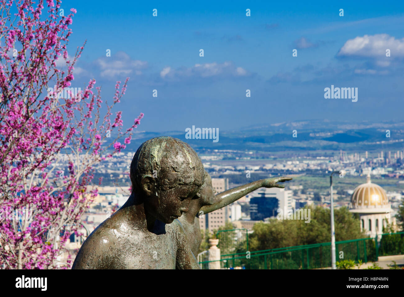 Il giardino di sculture (denominato Mitzpor HaShalom - Vista della pace) e il tempio Bahai, a Haifa, Israele Foto Stock