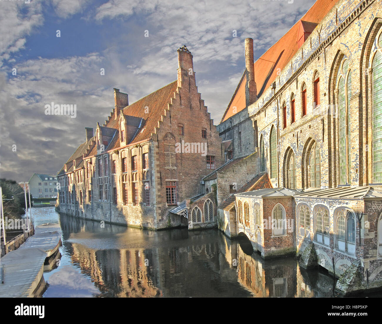 Vecchio Saint John's Hospital si riflette in un canale di Brugge, in Belgio Foto Stock