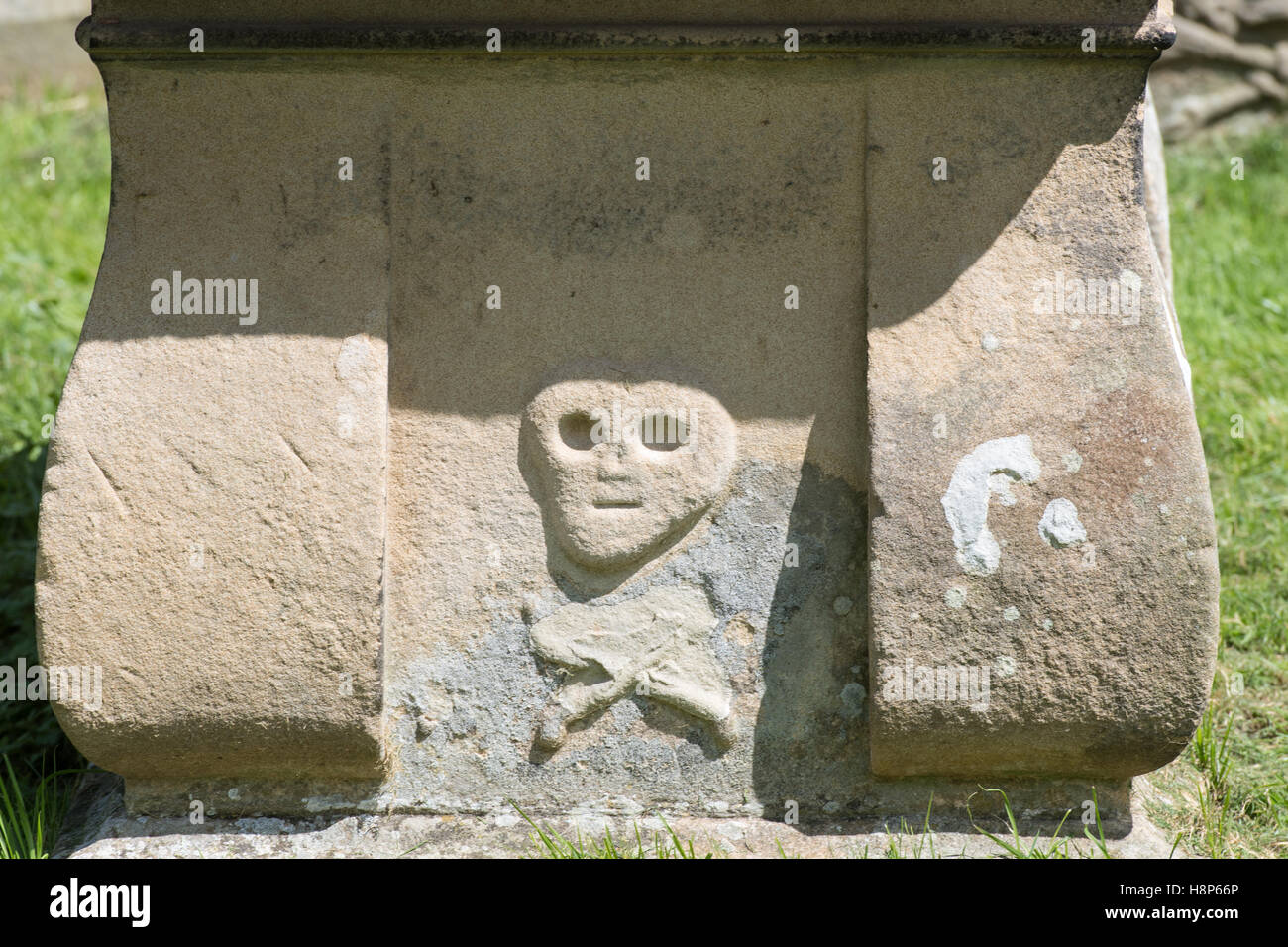 Regno Unito, Inghilterra, Yorkshire, Richmond - un grave della Abbazia di Sant Agata, più comunemente noto come Easby Abbey situato alla periferia Foto Stock