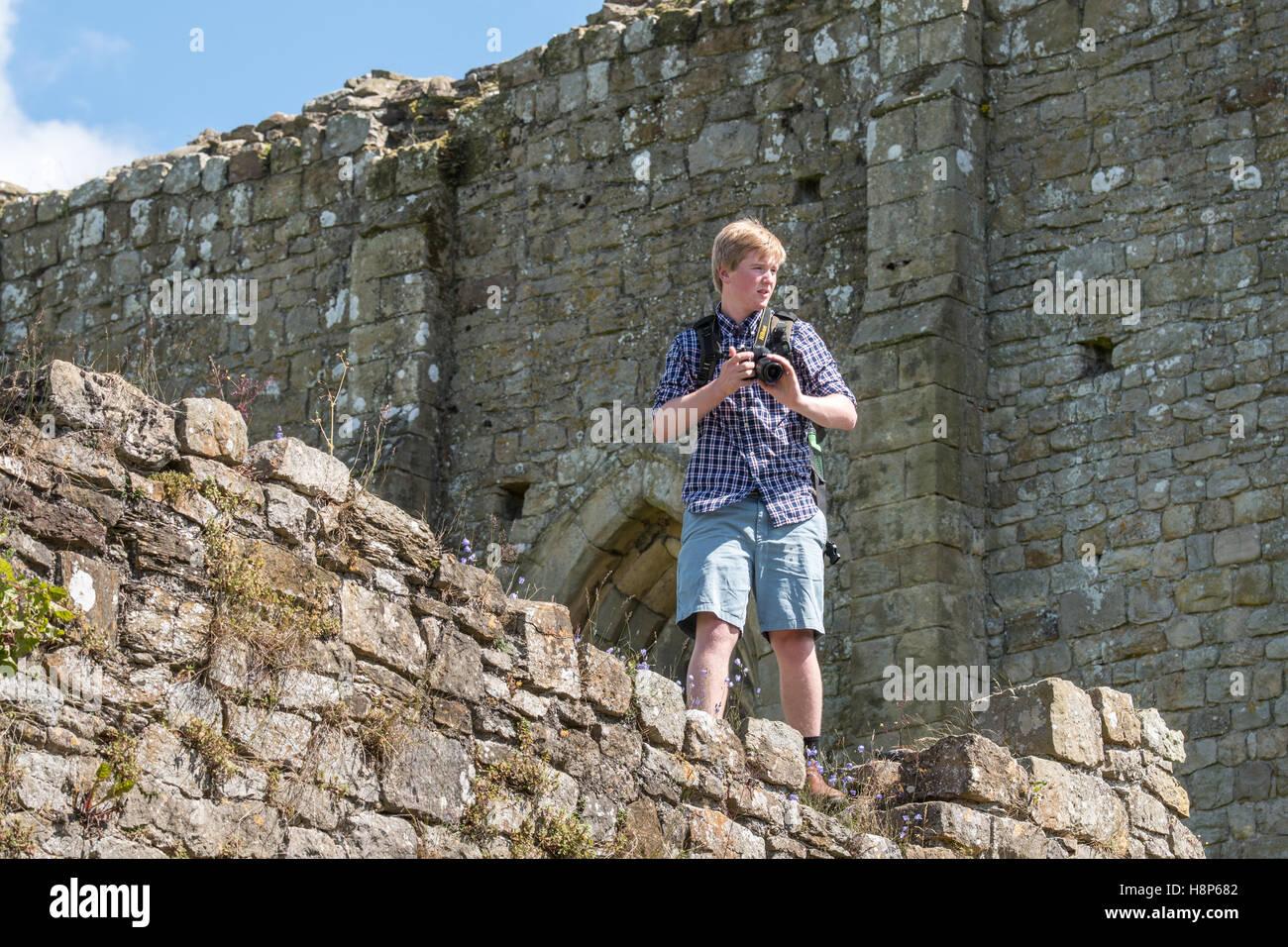 Regno Unito, Inghilterra, Yorkshire, Richmond - un giovane maschio turistica prendendo le foto con la sua macchina fotografica all abbazia di Sant Agata, più comunemente Foto Stock