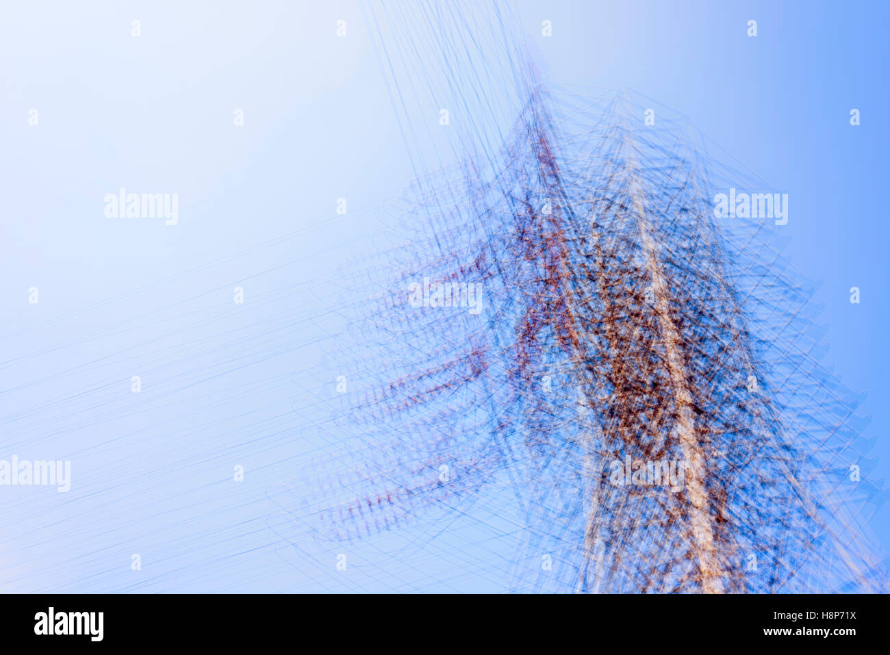 Più immagine di esposizione di linee di potenza e torre elettrico Foto Stock