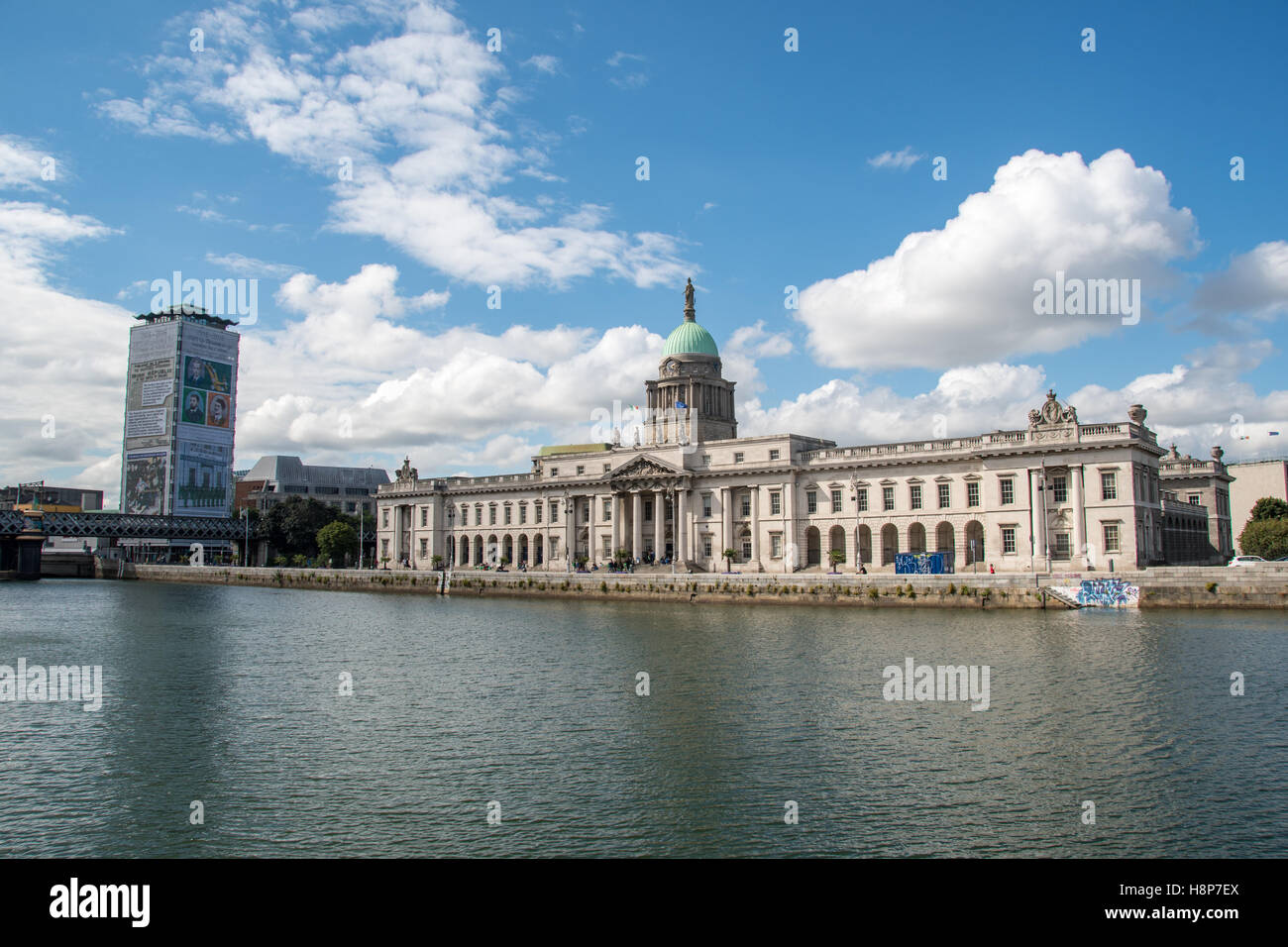 Dublino, Irlanda- La Custom House, neoclassico edificio del XVIII secolo si trova a Dublino, in Irlanda che ospita il dipartimento dell'alloggiamento. Foto Stock