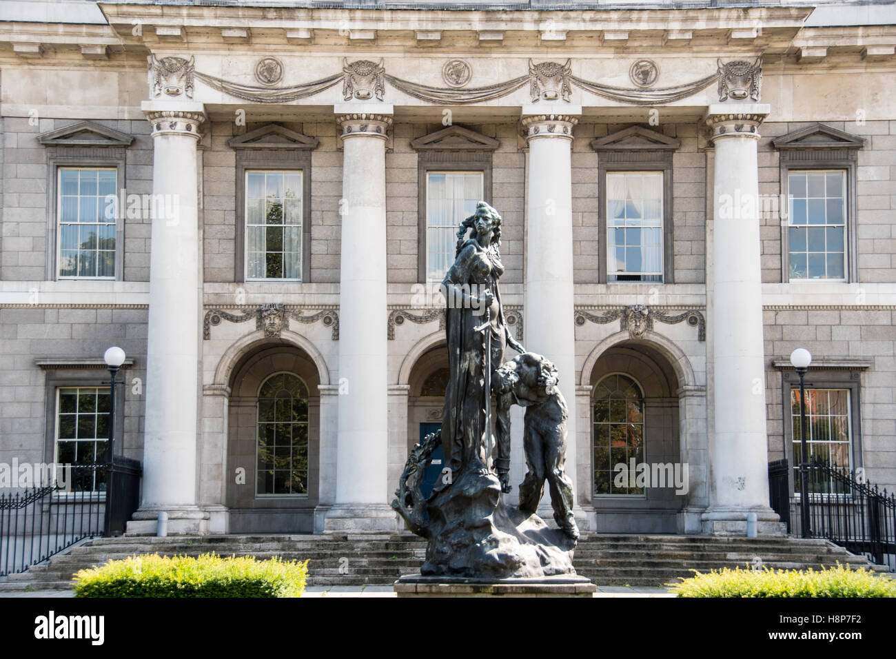 Dublino, Irlanda- scultura al di fuori del Custom House in stile neoclassico edificio del XVIII secolo si trova a Dublino, Irlanda. Foto Stock