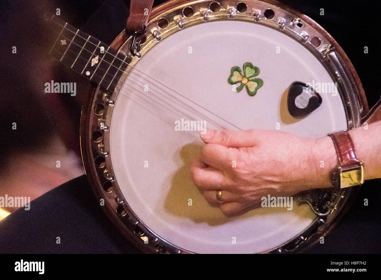 Dublino, Irlanda- un musicista di riproduzione di musica irlandese tradizionale su un banjo in un bar locale nella città di Dublino. Foto Stock