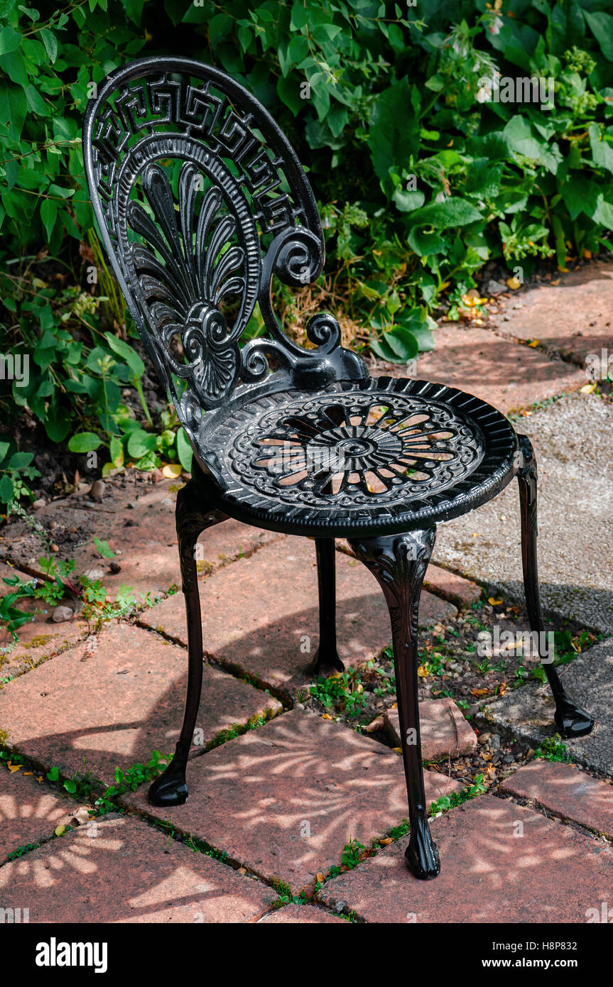 Cast battuto sedia di ferro nel giardino di colore nero Foto Stock