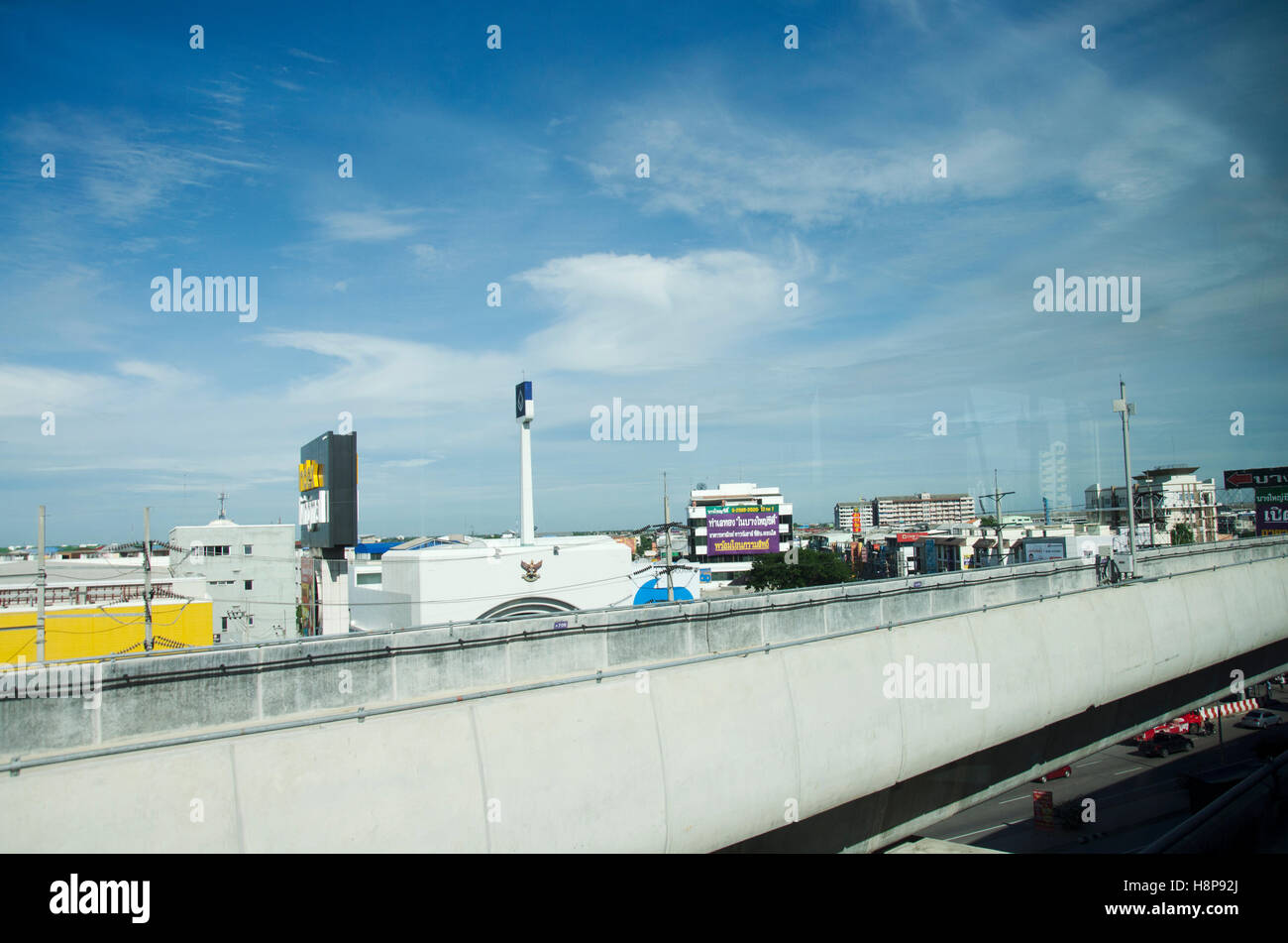 Vista della città di Nonthaburi da MRT Linea viola in esecuzione dello skytrain di andare a Bangkok il 14 settembre 2016 a Bangkok, in Thailandia Foto Stock