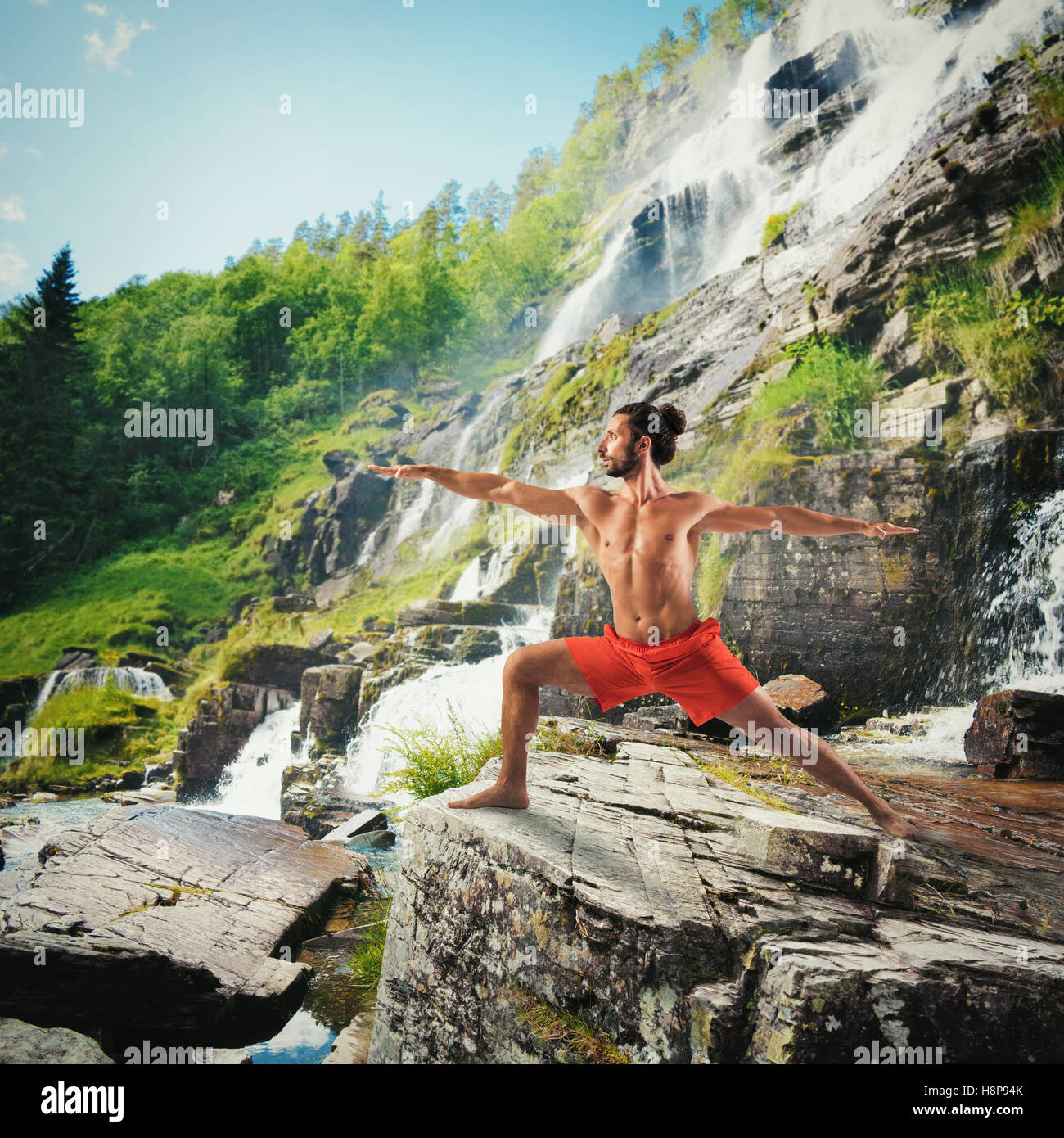 Lo Yoga in un paesaggio naturale Foto Stock