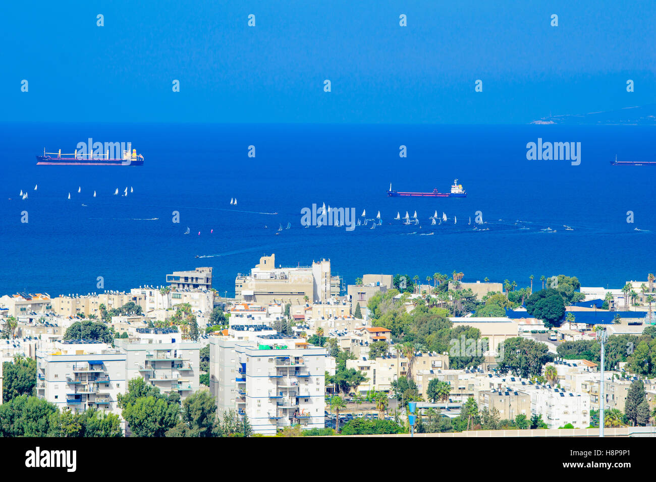 HAIFA, Israele - 13 ottobre 2015: Vele barca prendere parte nel 2015 International 470 Campionato del Mondo di Haifa, Israele Foto Stock