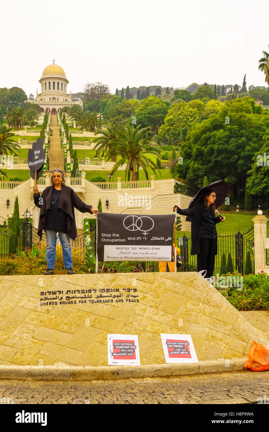 HAIFA, Israele - 06 novembre 2015: il gruppo delle Donne in nero in anti-guerra e anti-occupazione proteste, nella colonia tedesca, vicino Foto Stock