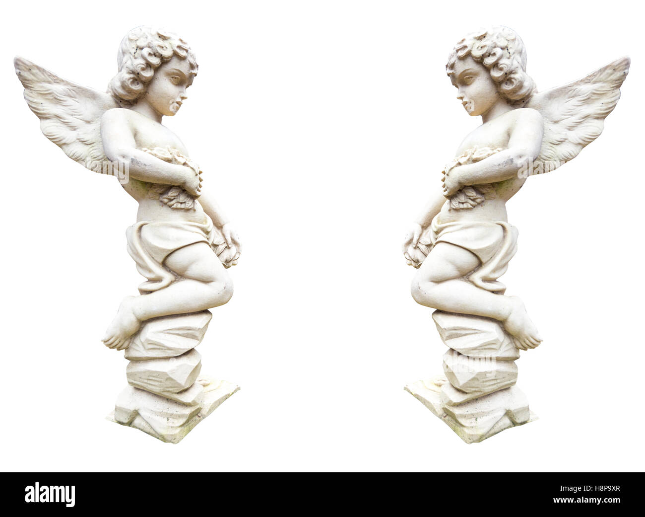 Statua di due angeli con fiori isolati su bianco Foto stock - Alamy