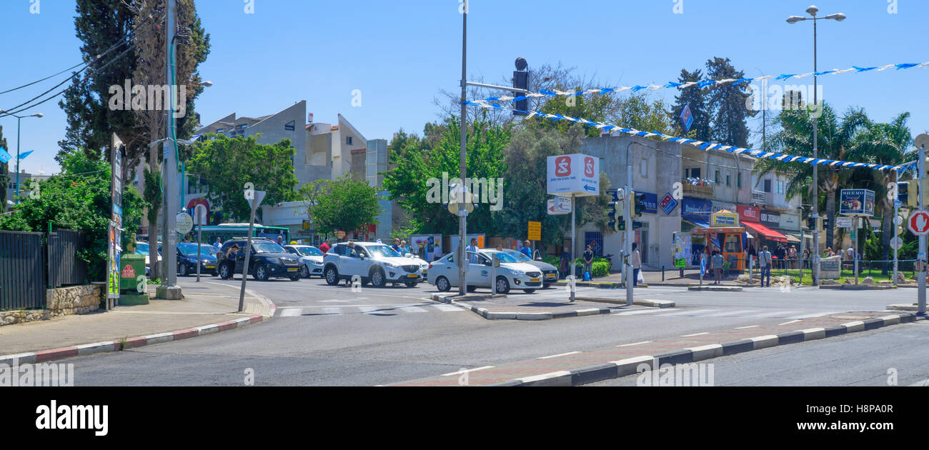 HAIFA, Israele - 11 Maggio 2016: Scena di Yom Hazikaron (Israele Memorial Day per i suoi soldati), con il traffico di persone e di veicoli di osservare un Foto Stock
