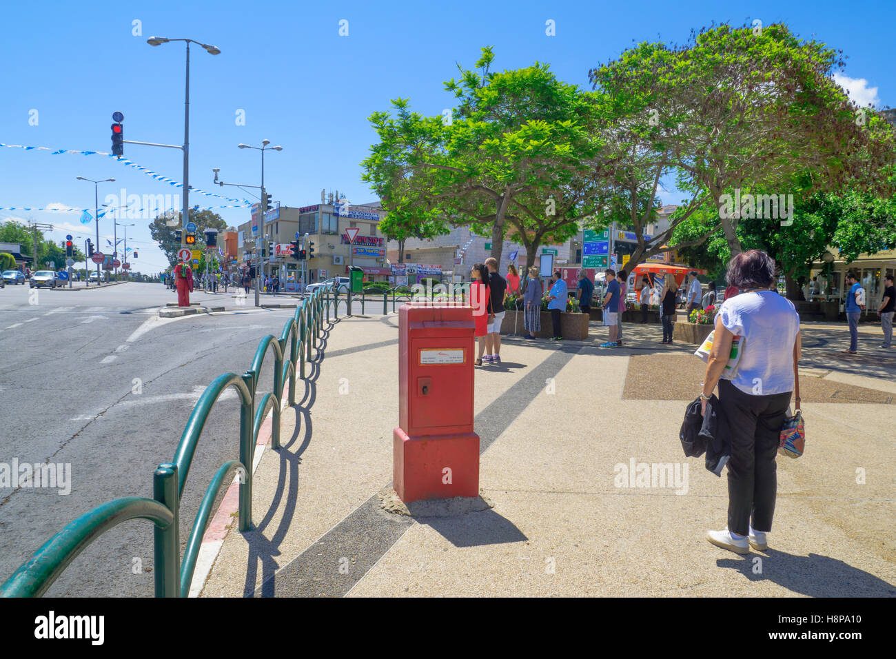 HAIFA, Israele - 11 Maggio 2016: Scena di Yom Hazikaron (Israele Memorial Day per i suoi soldati), con il traffico di persone e di veicoli di osservare un Foto Stock