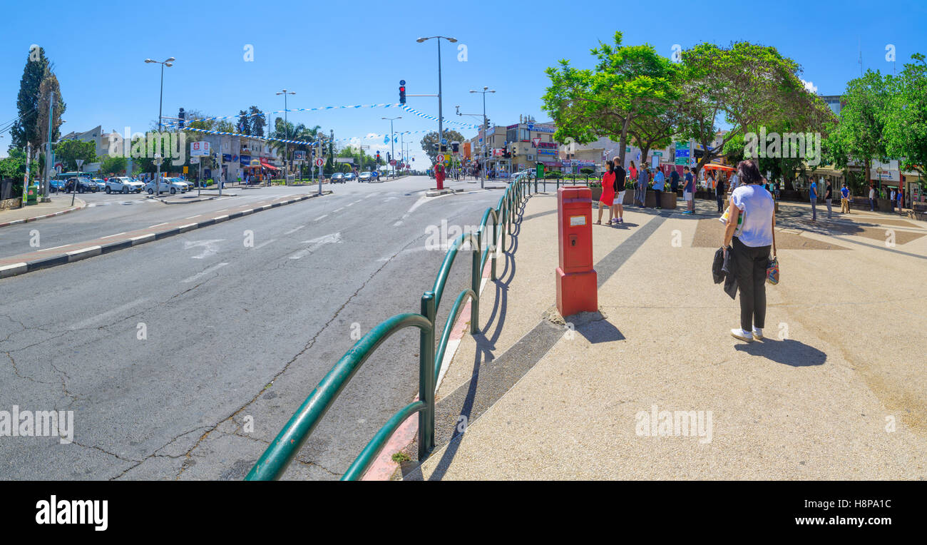 HAIFA, Israele - 11 Maggio 2016: Scena di Yom Hazikaron (Israele Memorial Day per i suoi soldati), con il traffico di persone e di veicoli di osservare un Foto Stock
