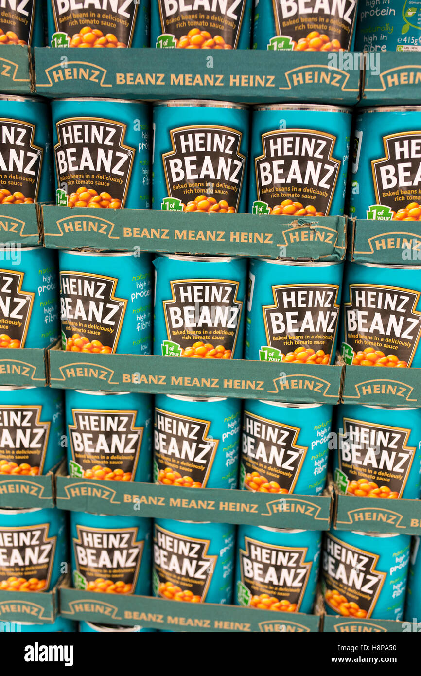 Teglie di Heinz fagioli sugli scaffali del supermercato Foto Stock