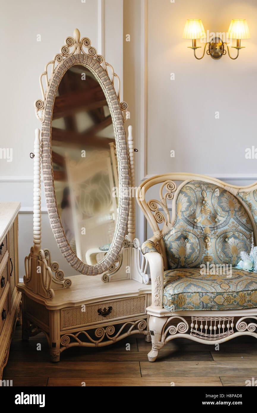 Bella bianco specchio nella camera da letto di lusso interno Foto Stock