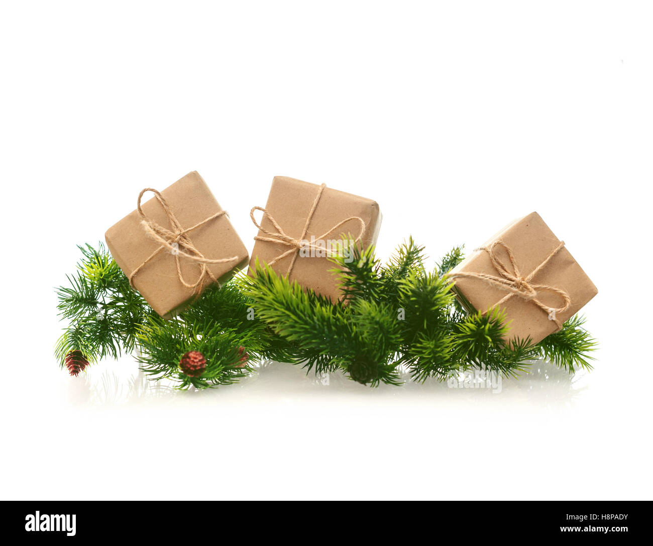 Confezioni regalo con carta kraft e ramo di Natale Foto Stock