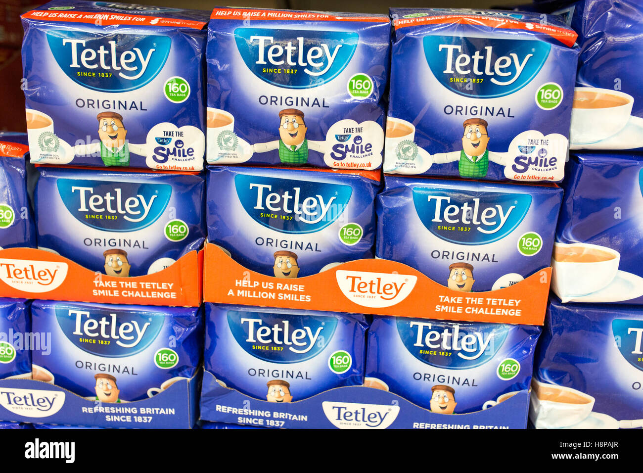 All'interno di un supermercato britannico store Tetley bustine di tè Foto Stock