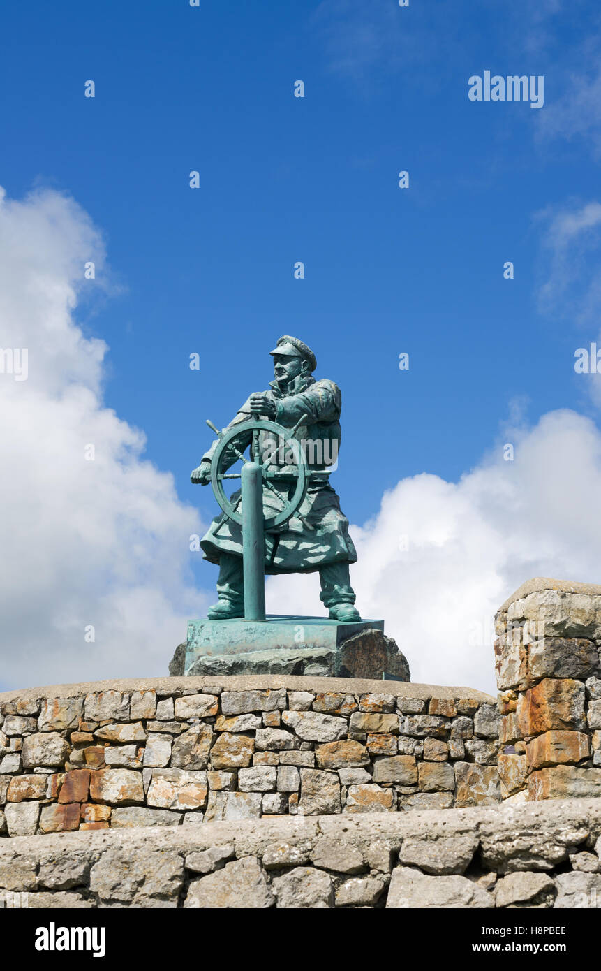 Statua della scialuppa di salvataggio hero nocchiero Dic Evans, Moelfre, Anglesey, Galles Foto Stock