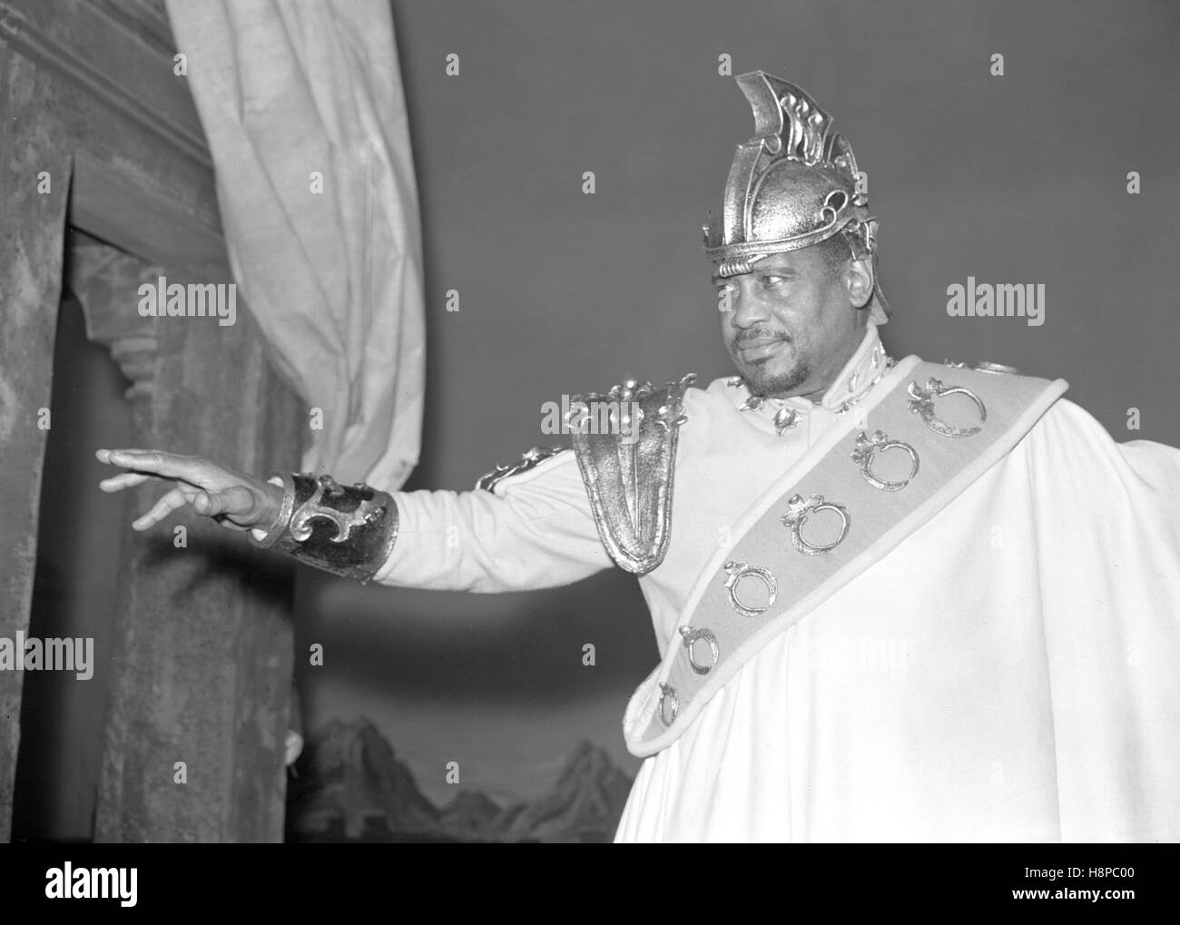 Tornando al teatro inglese dopo un'assenza di 23 anni, 61-anno-vecchio attore americano Paul Robeson è visto come Othello durante la prova di Tony Richardson la produzione a Shakespeare Memorial Theatre, Stratford-upon-Avon. Il gioco si apre il teatro della centesima stagione questa sera. Foto Stock