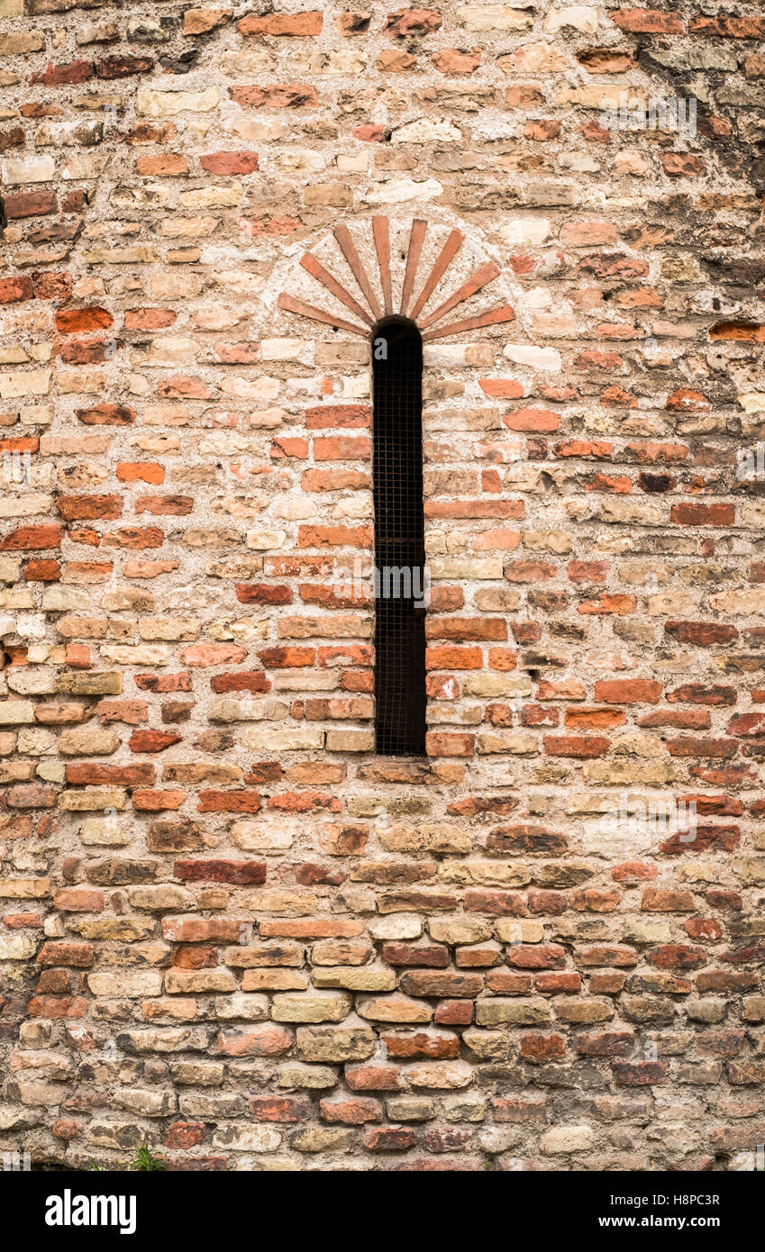 Lancetta bizantino finestra - Chiesa di Sant'Apollinare Nuovo, Ravenna, Italia. Foto Stock