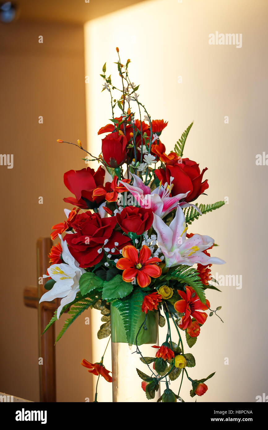 Plastica decorativa fiori in camera Foto Stock