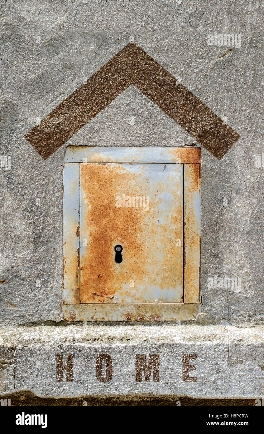 Piccolo sportello metallico come un concetto di casa. Casa segno di simbolo. Foto Stock