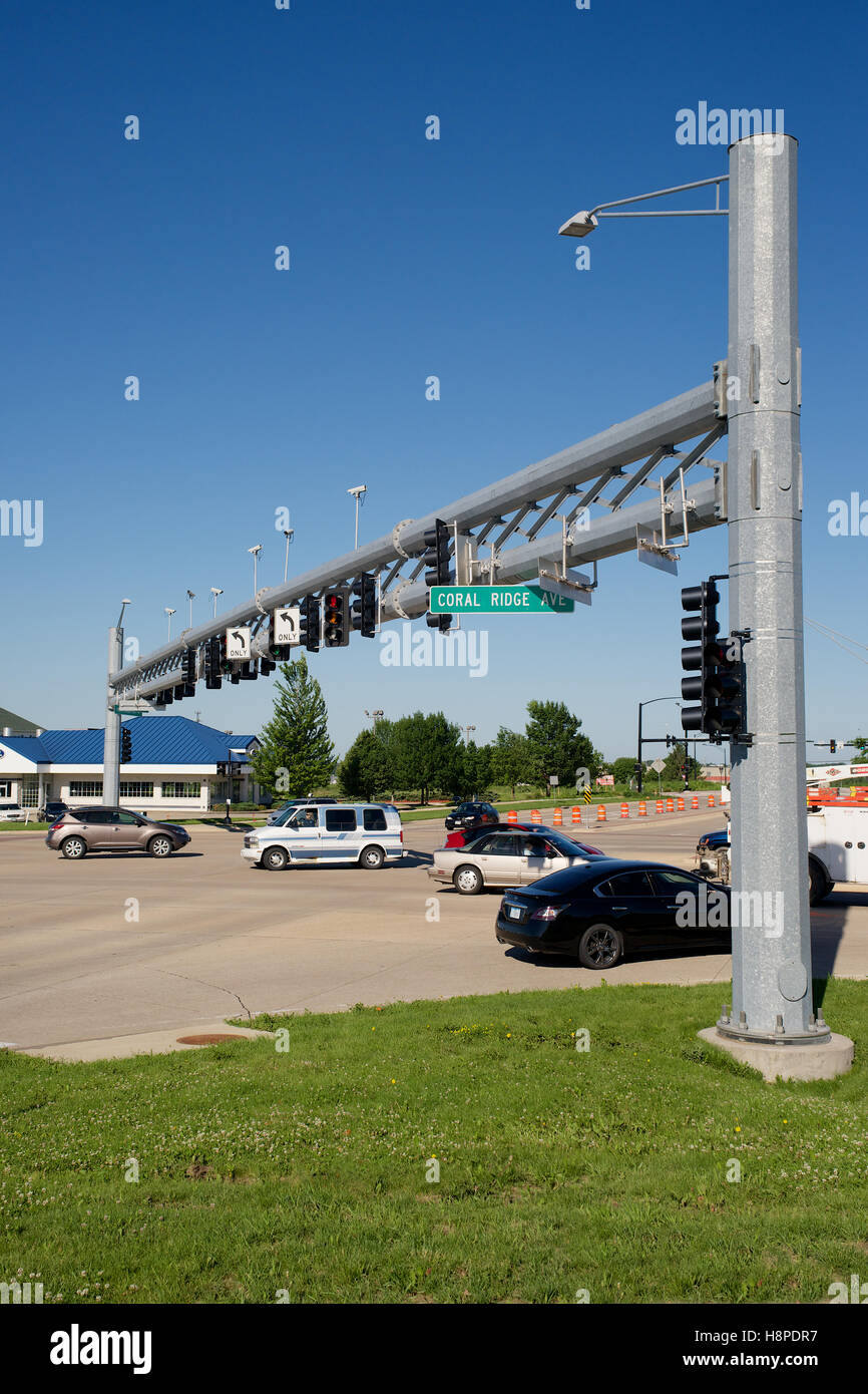 Segnale di traffico il gantry a Coral Ridge Ave e Heartland Drive, Coralville, Iowa, USA Foto Stock