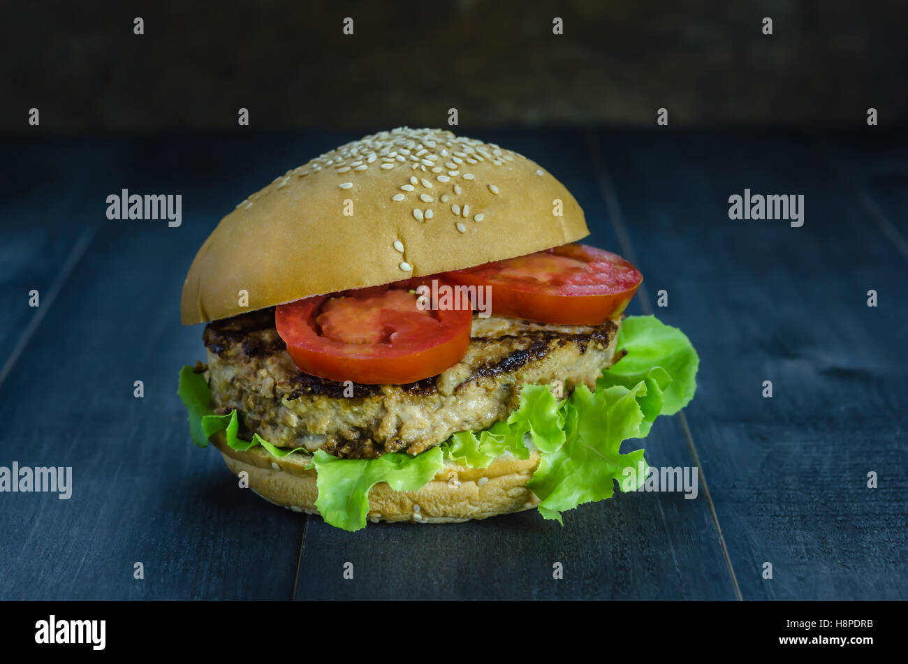 Primo piano di una casa fatta hamburger su sfondo di legno Foto Stock