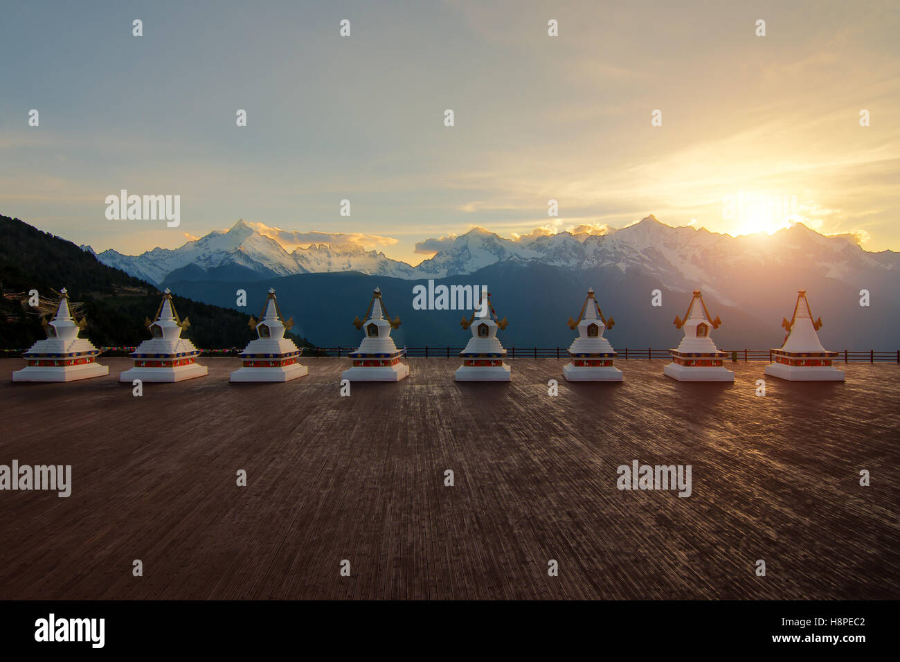 Otto Pagoda al Feilai tempio con Meili snow mountain, Kawagebo picco, picco massimo 6,740 metro durante il tramonto in Yunnan, Deqin, Foto Stock