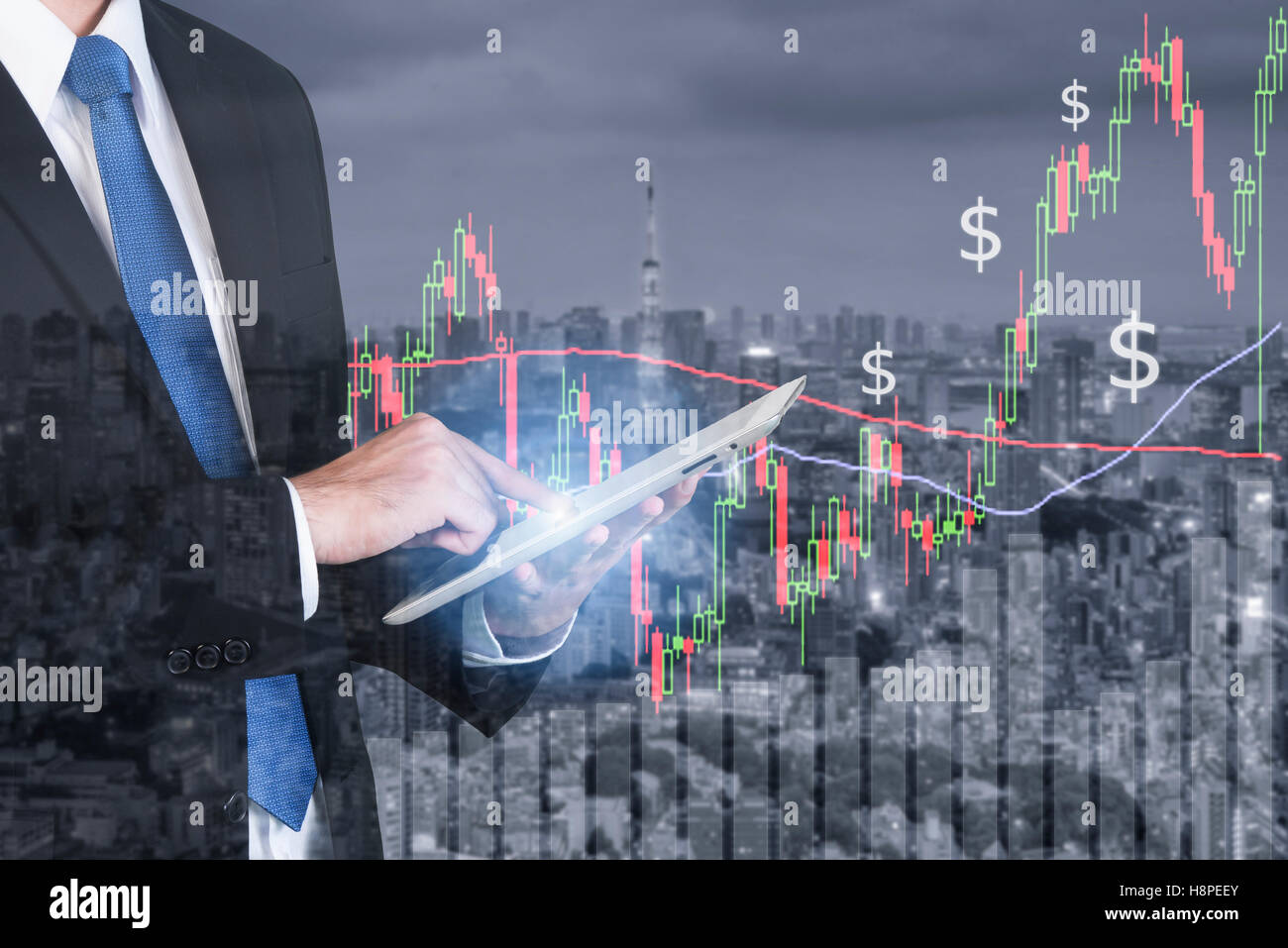 Imprenditore con tavoletta digitale lavora con il mercato azionario nel grafico sullo schermo del computer oltre il mercato azionario exchange su Tokyo City Foto Stock