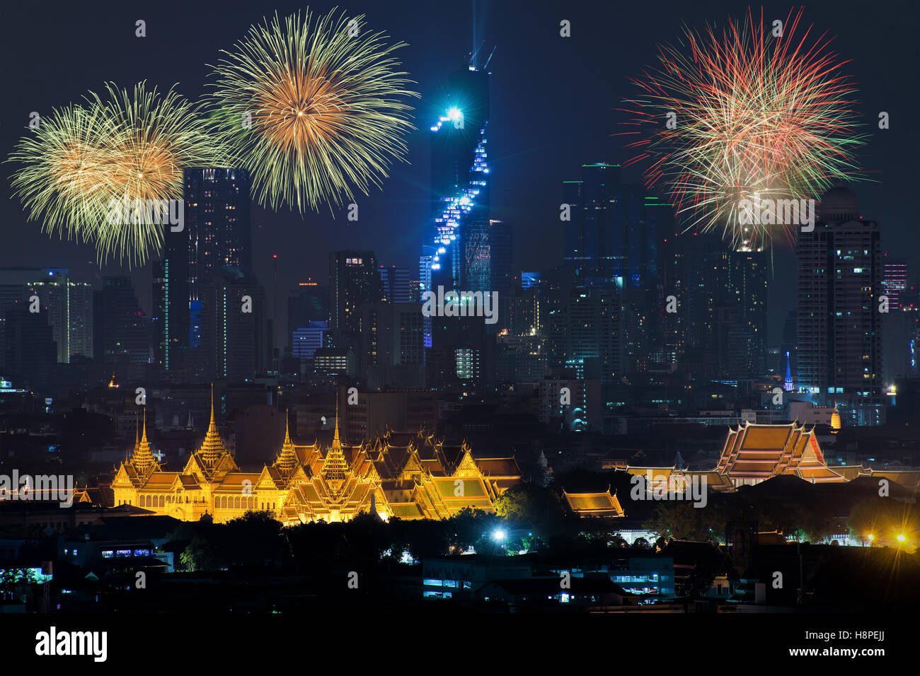 Bellissimi fuochi d'artificio per celebrare il nuovo anno con il Grand Palace e Bangkok city in background a Bangkok, in Thailandia Foto Stock
