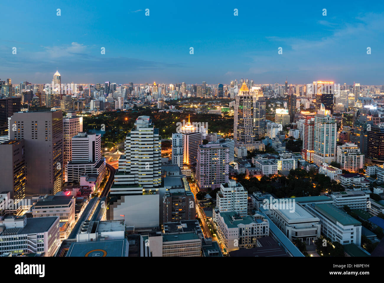 Bangkok vista notturna con grattacielo nel quartiere degli affari di Bangkok in Thailandia. Foto Stock