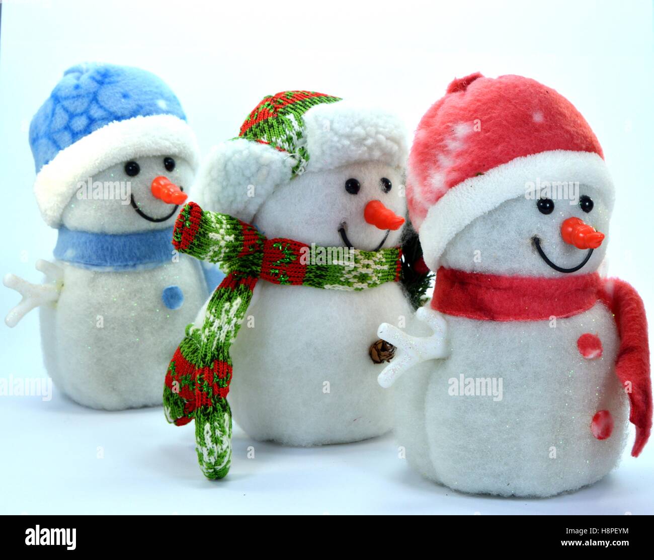 Trio di pupazzo di neve in una fila su un fondo bianco Foto Stock