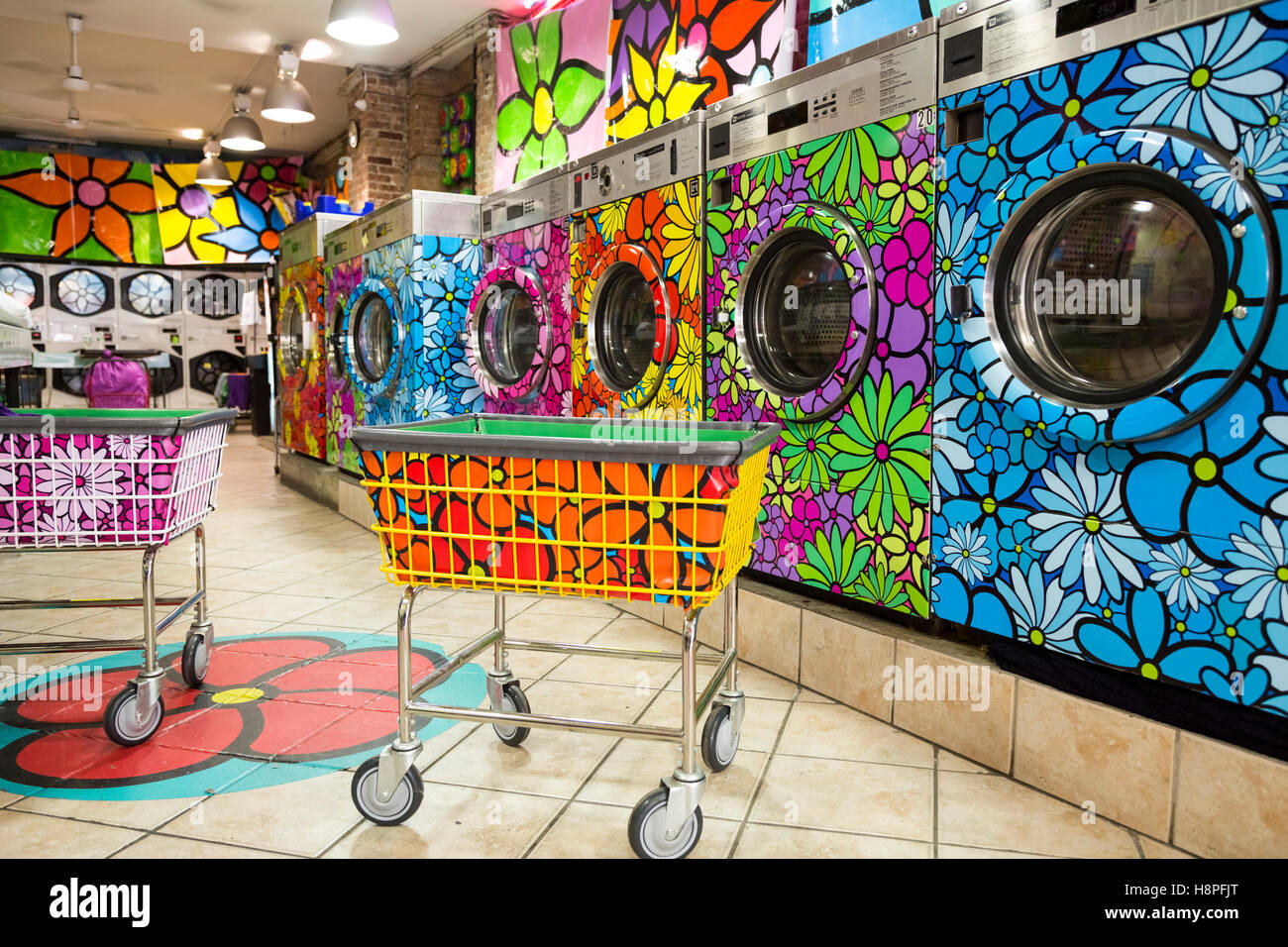 Unico verniciato retrò lavatrice / asciugatrice in un locale lavanderia, New York City, NY, STATI UNITI D'AMERICA Foto Stock