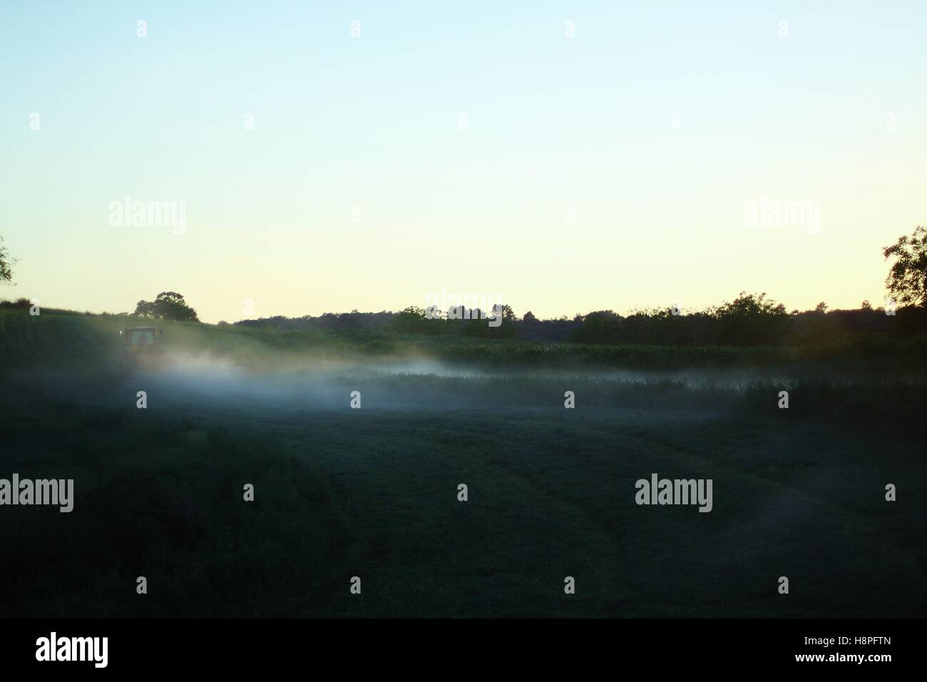 Il trattore nella nebbia, regione della Dordogne, Francia Foto Stock