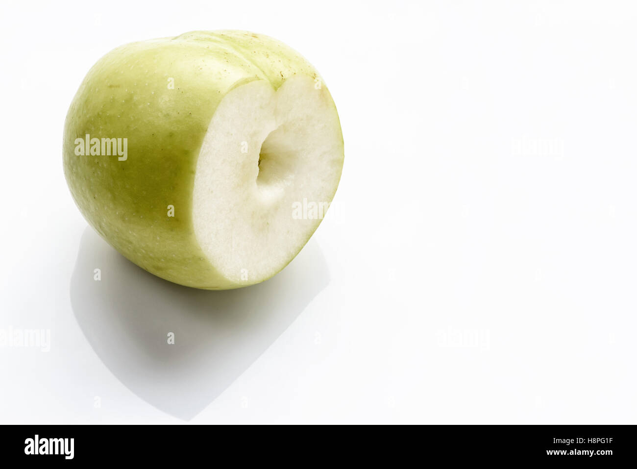 Fresca mela verde su sfondo bianco, verde freschezza Foto Stock