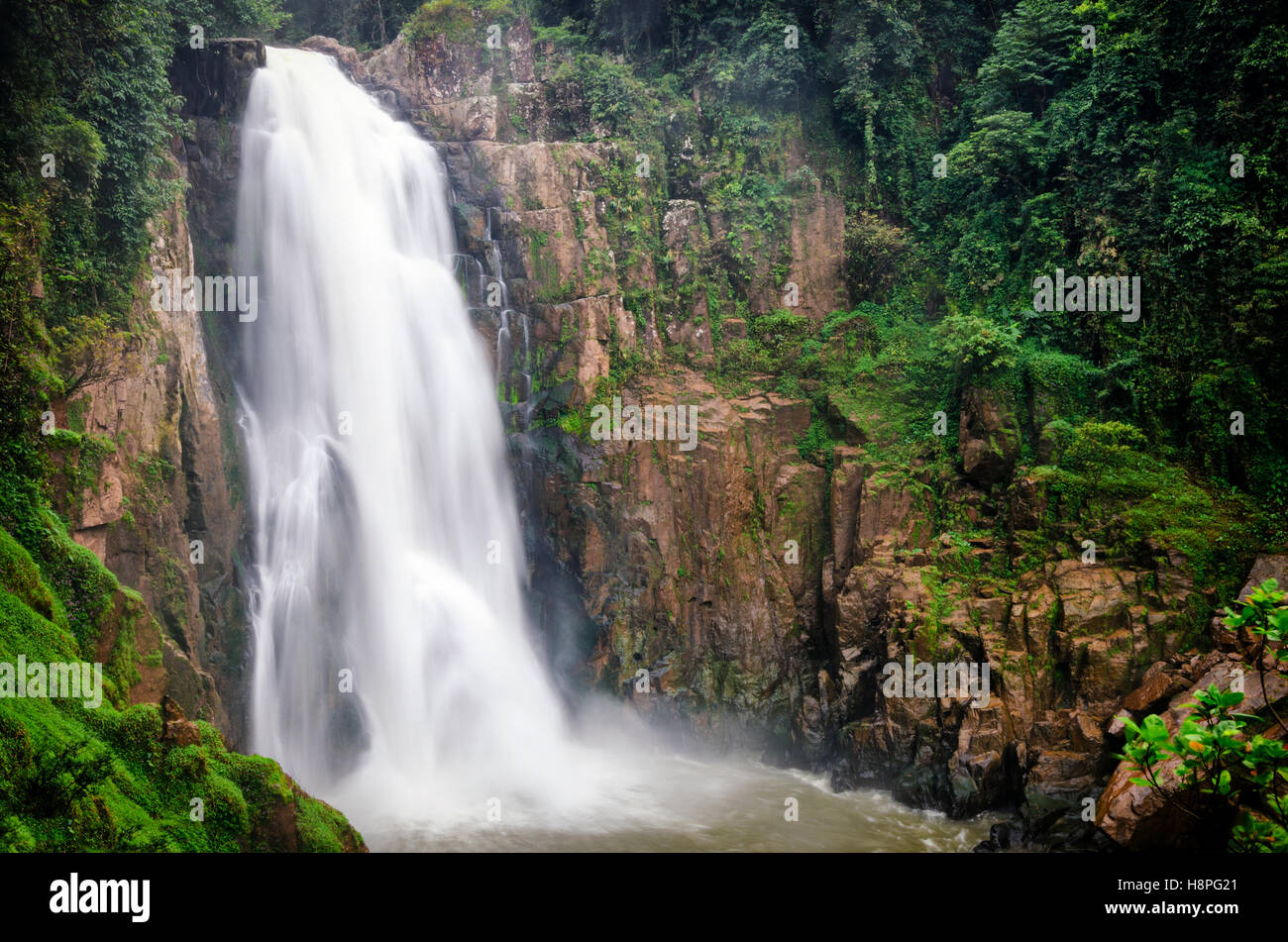 Nam Tok Heo Narok cascata nel Parco Nazionale di Khao Yai Thailandia Foto Stock