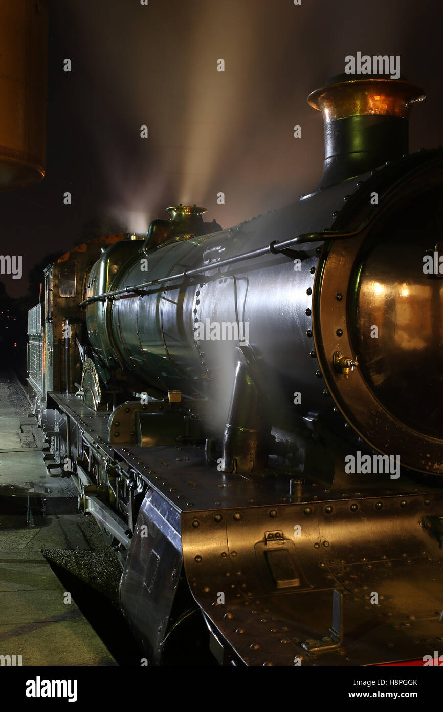 Conserve di Great Western Railway motore 7812, 4-6-0, Classe 7800, Erlestoke Manor in vapore durante la notte. Foto Stock