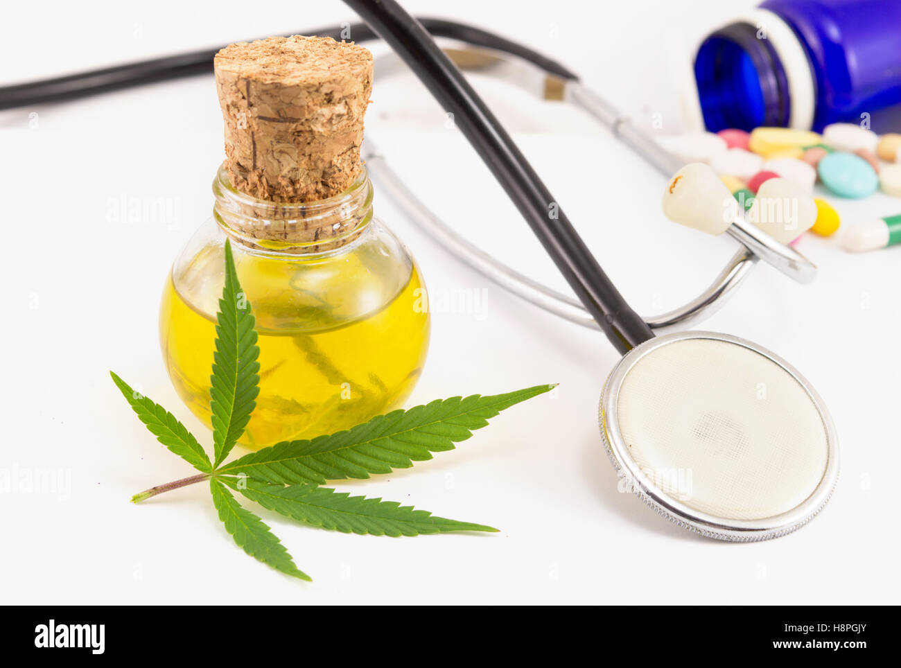 La marijuana, olio di cannabis e stetoscopio. Medicina alternativa Foto Stock