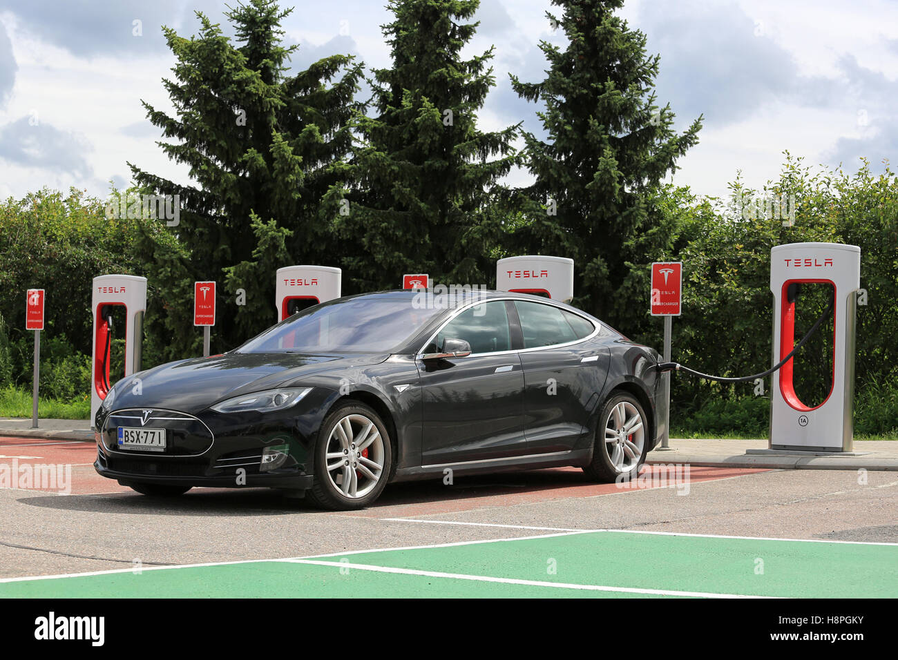 PAIMIO, Finlandia - Luglio 17, 2016: Nero Tesla Model S auto elettrica la carica a Tesla Supercharger stazione di Paimio, Finlandia Foto Stock