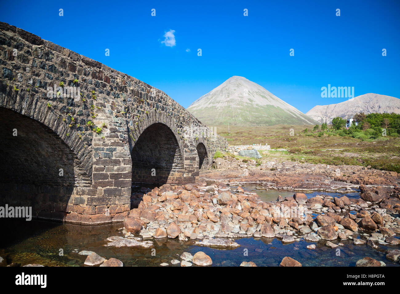 Il vecchio ponte di Sligachan sull'Isola di Skye in Scozia Foto Stock