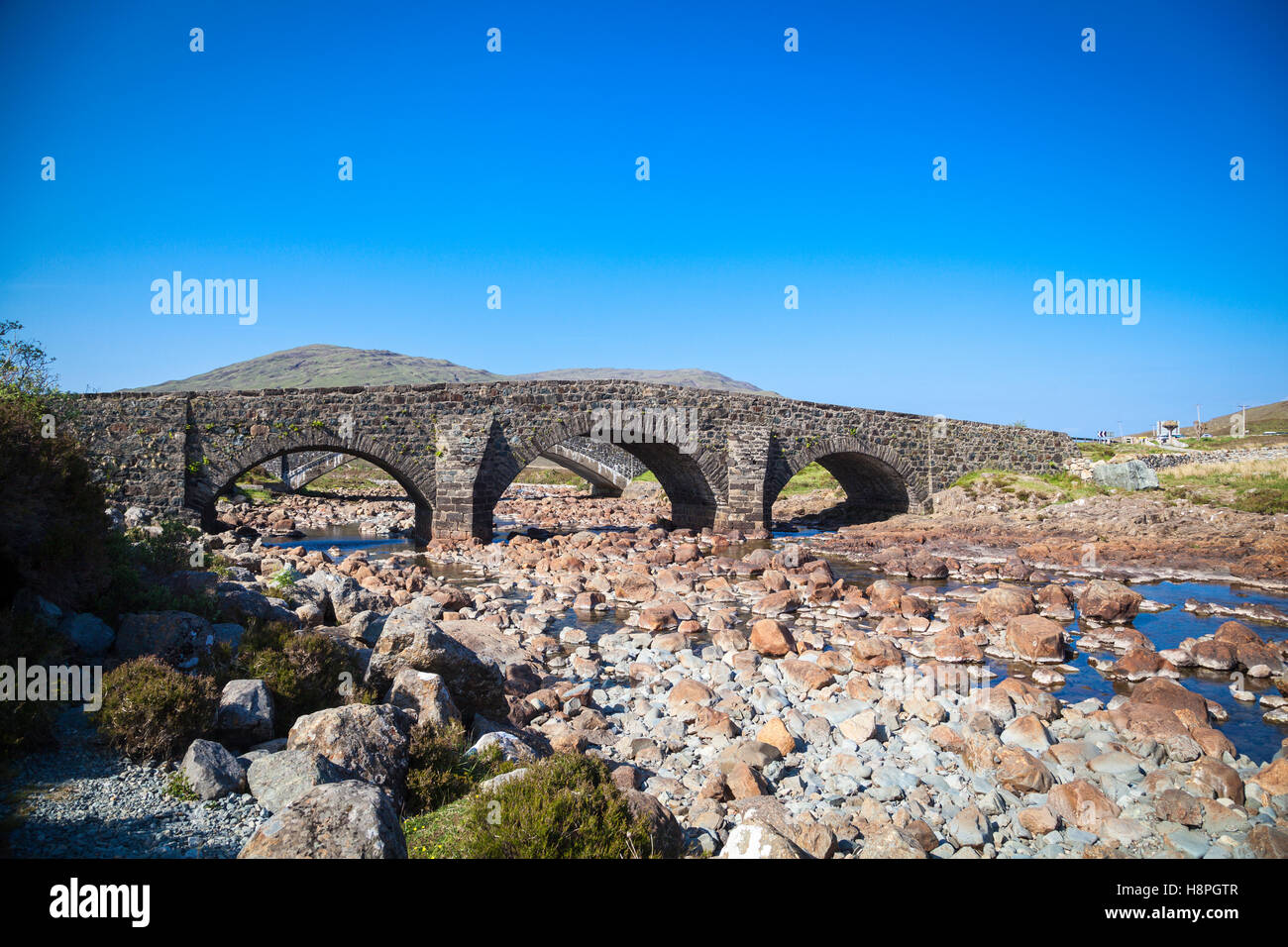 Il vecchio ponte di Sligachan sull'Isola di Skye in Scozia Foto Stock