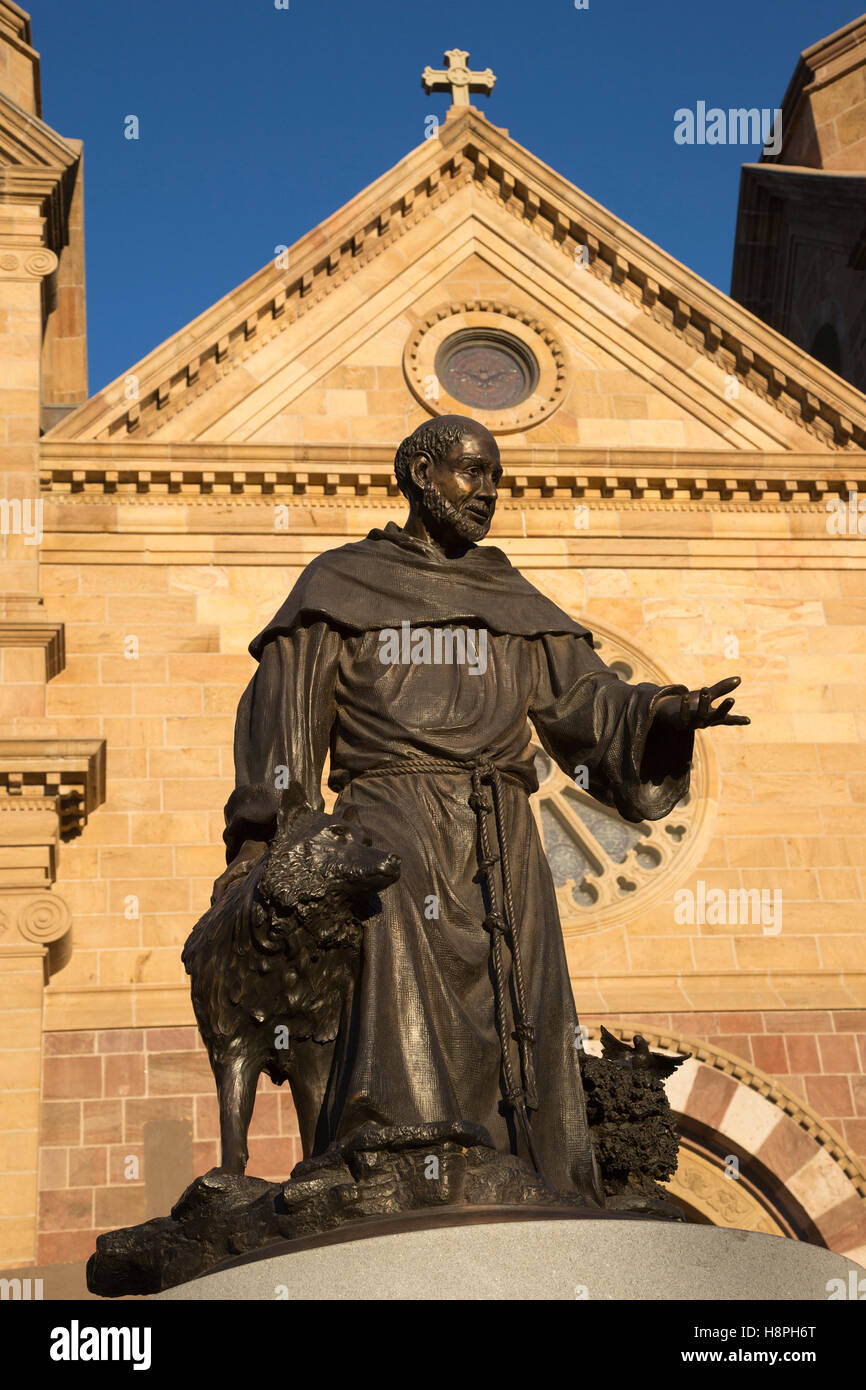 Statua in bronzo di San Francesco con il lupo di fronte alla Cattedrale Basilica di San Francesco di Assisi Foto Stock